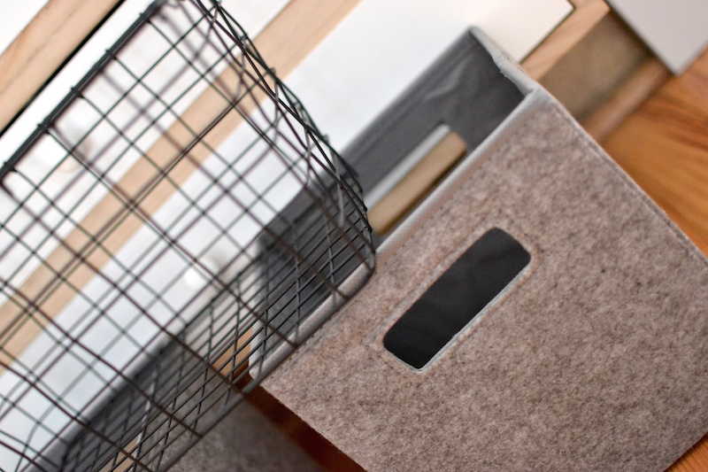 panier rangement en feutrine gris et panier métal noir - Hema