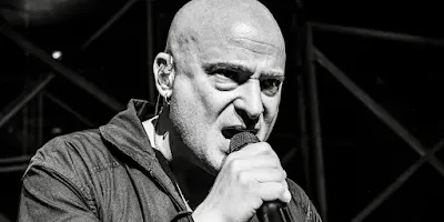 David Draiman di atas panggung