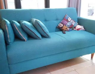 sofa warna biru tosca