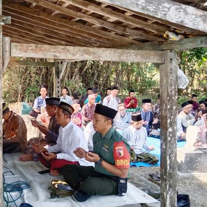Pemdes Ringinanom Kecamatan Karangjati Kabupaten Ngawi Menggelar Nyadran-Bersih Desa punden makam berita info terkini terbaru hari ini