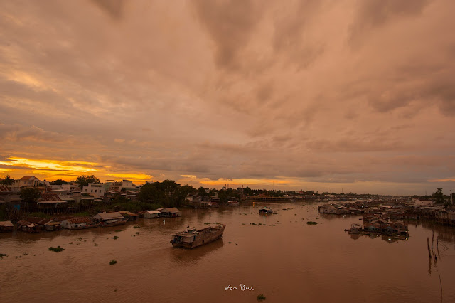 Hoàng hôn trên Làng cá bè Châu Đốc