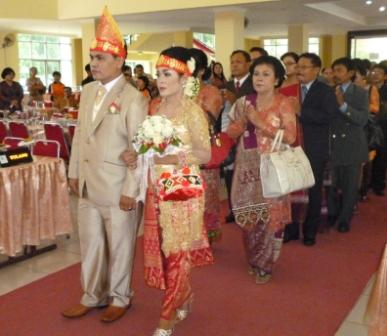 Sortali dalam tata rias pengantin batak  GITA SALON