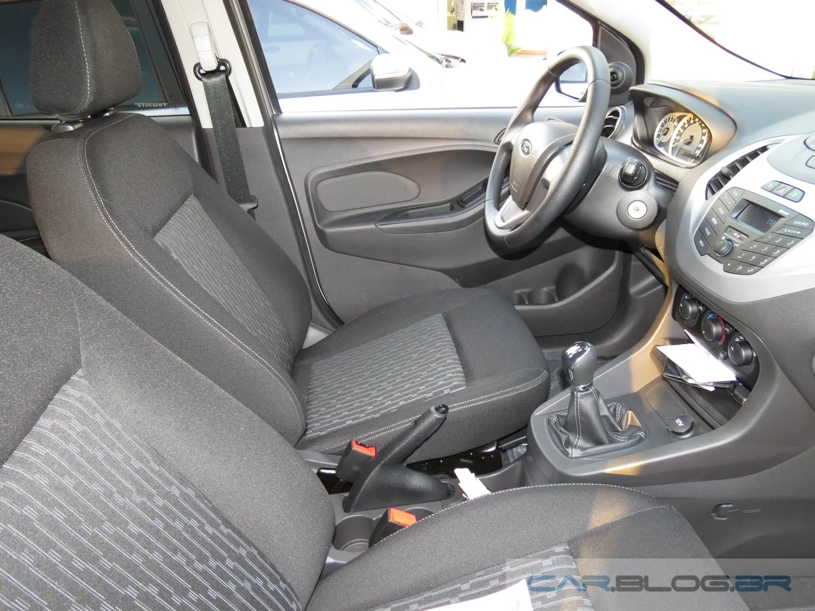 Novo Ford KA x Volkswagen up! - interior