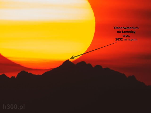Obserwatorium na Łomnicy widoczne z Rozsypańca podczas zachodu słońca.