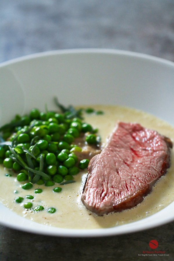 Sous vide gegarter Kalbstafelspitz a la Nage mit rauchigem Bratkartoffelpüree, Estragon-Erbsen und Rosé-Wein