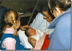 1984 12 25 Cordelia and Bedstemor meet Elinor for the first time, she is 6 hours old