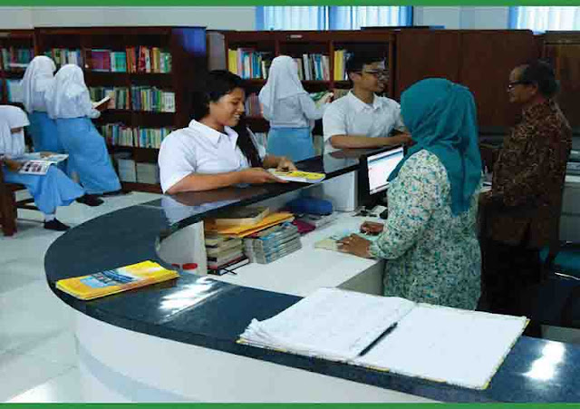  Sahabat Dunia Pendidikan yang berbahagia Buku Panduan Gerakan Literasi Sekolah (GLS) di SMK