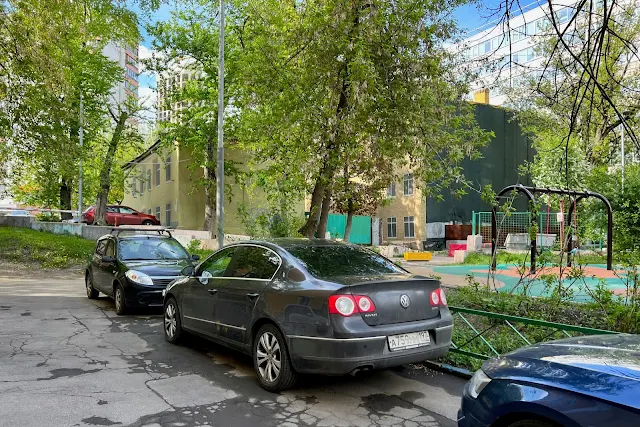 2-й Сыромятнический переулок, дворы, заброшенная строительная площадка жилого комплекса Barcodeloft Moscow
