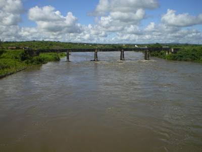 Governo do Ceará elabora contenção para evitar que óleo atinja rio Curu