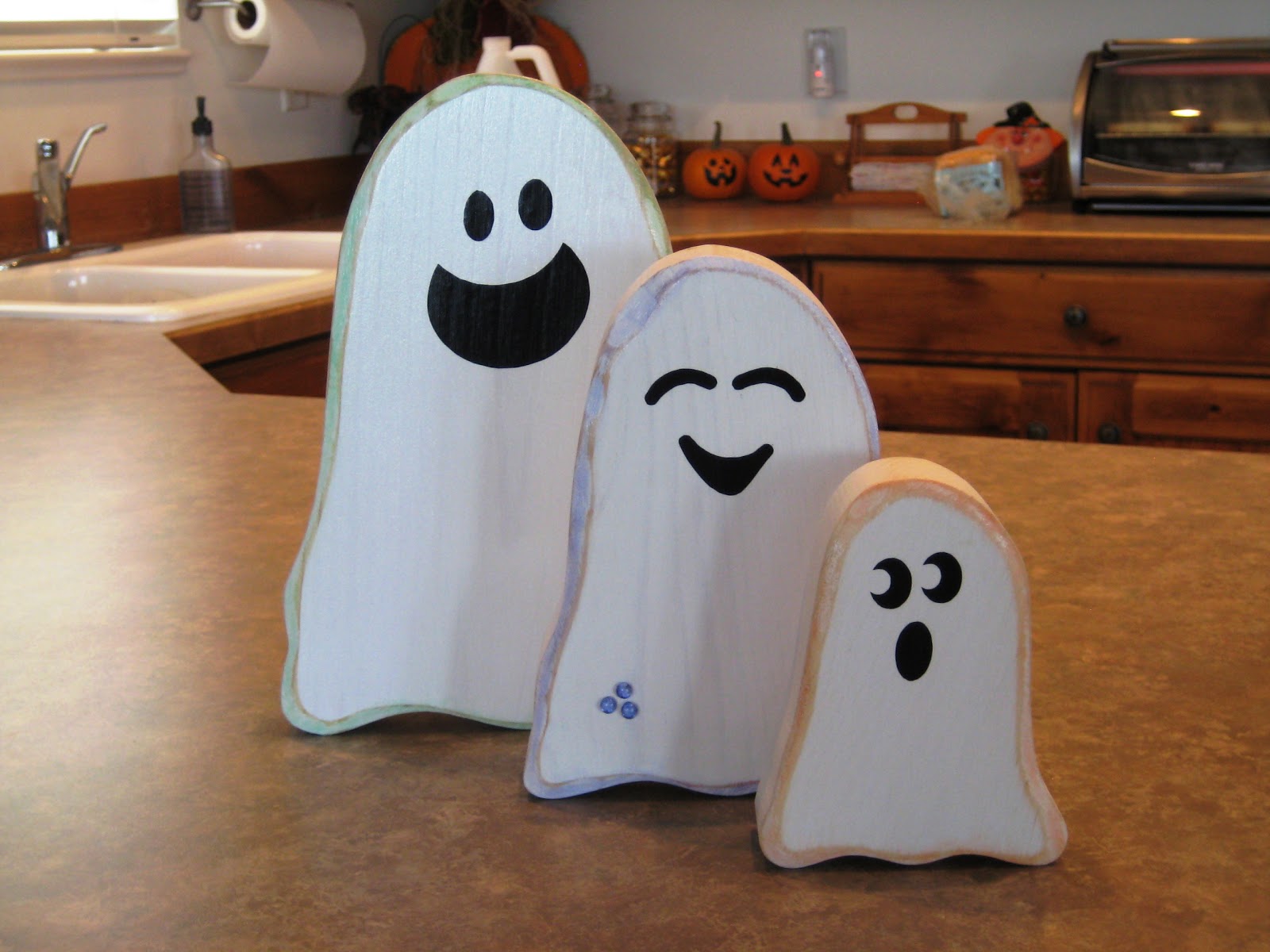 Green Eyed Girl Crafts...: Ghost Family...