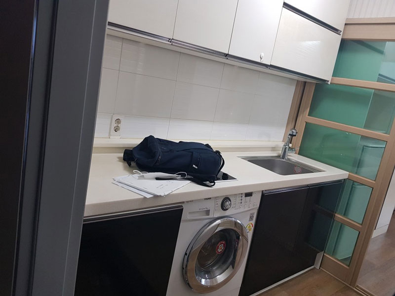 원룸과 분리되어 있는 주방 싱크대