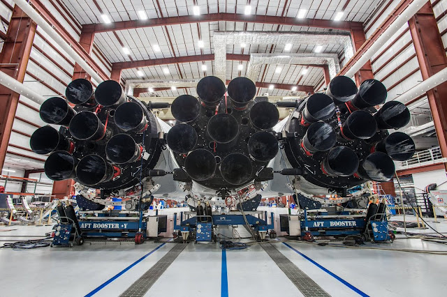 Ba tên lửa đẩy của Falcon Heavy, với 9 động cơ đẩy cho mỗi tên lửa đẩy. Cả ba khởi động đồng thời tạo ra lực đẩy lớn khủng khiếp, khiến nó trở thành tên lửa mạnh mẽ nhất kể từ tên lửa Saturn V của NASA. Hình ảnh: SpaceX.