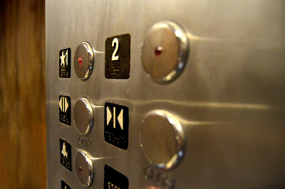 cara naik elevator