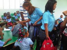 Fundación Reencuentro Sancristobalense dona miles de útiles escolares.