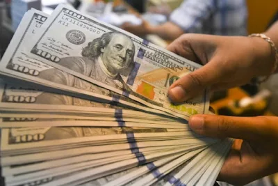 Dólar fecha pela 1ª vez acima de R$ 5