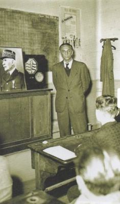 Écoliers écoutant un discours du maréchal Pétain sur les ondes nationales, octobre 1941 (jpbro.unblog.fr)