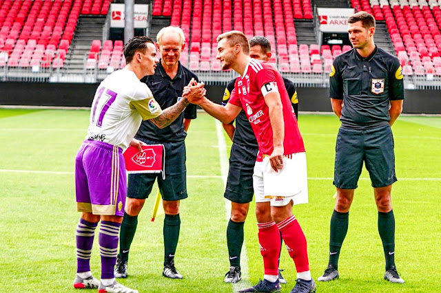 Los capitanes, Roque Mesa y Chardonnet, se saludan en presencia del árbitro Jeremy Stinat antes de comenzar el encuentro. STADE BRESTOIS 29 0 REAL VALLADOLID C. F. 0. Sábado 30/07/2022, 18:00 horas. Partido amistoso. Brest, Francia, estadio Francis-Le Blé: 2.000 espectadores. GOLES: No hubo.