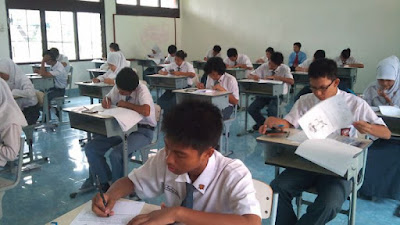 Siswa sedang belajar di kelas