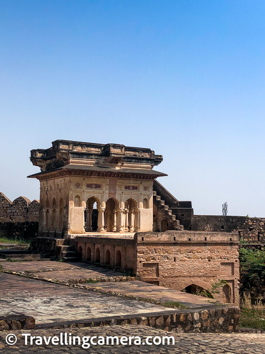 Anyway, we reached Jhansi Fort at around 10 in the morning and found a good parking very close to the entry gates. It was a sunny day and was bound to get hot during the day, so we had water with us and had our sunglasses and hats and caps to ward off the sun.