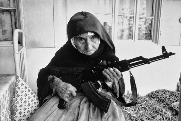 106-летняя армянская женщина охраняющая свой дом, 1990 г.