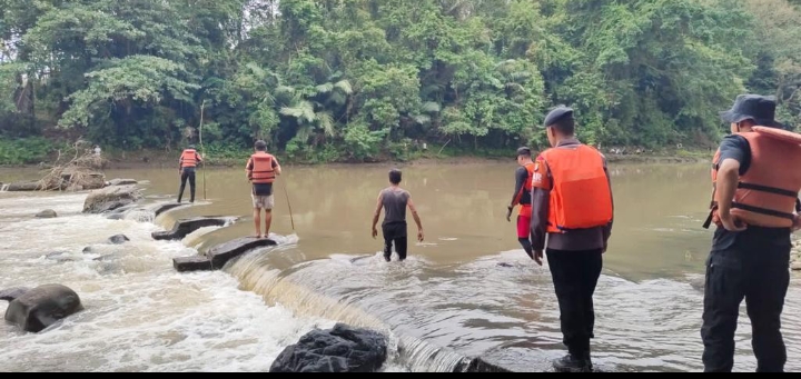 Niat Syukuran, Pemuda di Soppeng Hanyut Terseret Arus Sungai, Brimob Bone Kirim Tim SAR