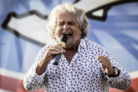 Grillo: "Rispedire via clandestini". Nuove espulsioni nel M5s