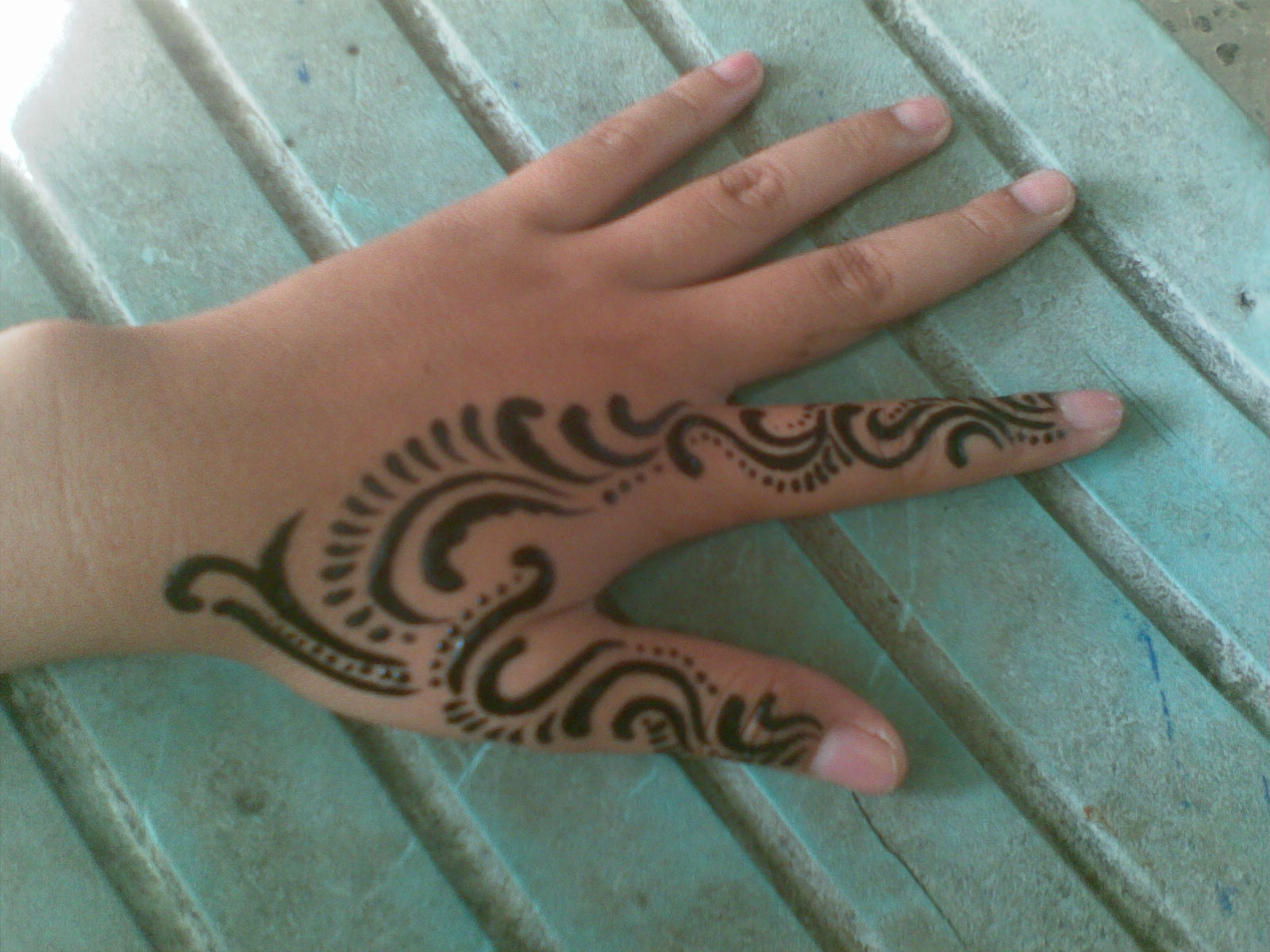 28 tato henna jari tangan beragam motif henna telapak 