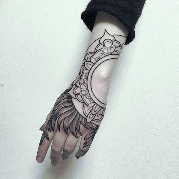 Tatuagens femininas para as mãos