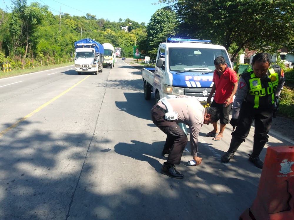 Nekad Dahului Kendaraan Lewat Sebelah Kiri, Pengendara Motor Terjatuh Tertabrak Truk Fuso