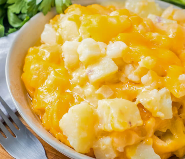 Crockpot Cheesy Potatoes #vegetarian #dinner