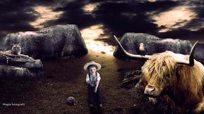 chłopiec patrzy na krowę