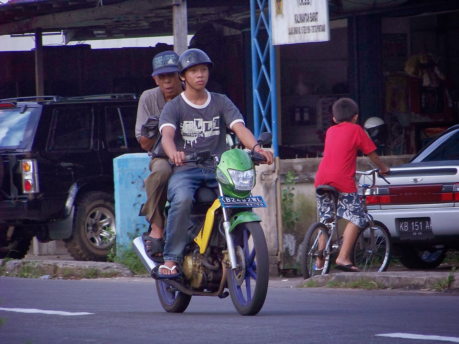 Judul Boncengan Lokasi Pontianak Kamera Kodak Z812 IS Exposure Normal Program Foto Asep Haryono