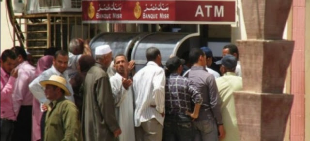 طوابير أمام البنوك وATM لصرف المرتبات والمعاشات قبل عيد الفطر