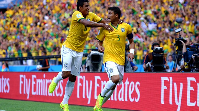 Brasil vs. Colombia, en el partido de Cuartos de Final de la Copa Mundial de la FIFA Brasil 2014. La Selección brasileña avanza a las Semifinales de la Copa del Mundo tras vencer 2-1 a la Selección colombiana; Thiago Silva (6') y David Luiz (68') anotaron para Brasil. Colombia descontó al minuto 79' con gol de penal de James Rodríguez. Neymar salió con una fractura en la vértebra de la espalda | Ximinia