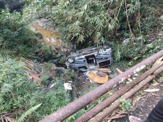 Mobil Berisi Tujuh Penumpang, Terjun ke Jurang di Mrebet