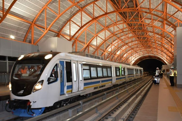 LRT Palembang menggunakan kereta api buatan PT INKA