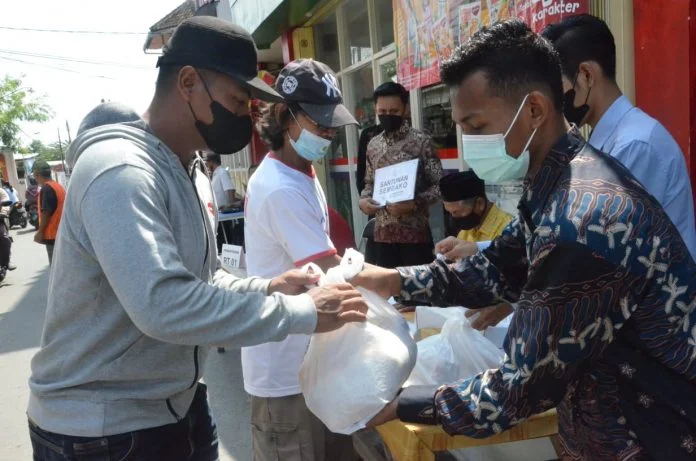 Ponpes Walibarokah Bagikan Ratusan Paket Sembako untuk Warga Kelurahan Burengan dan Banjaran