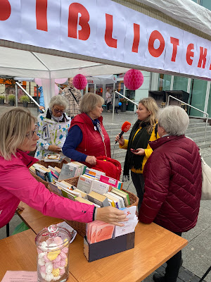 Mobilna Biblioteka w Miasteczku Różowej Wstążki