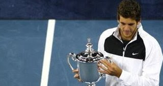 Juan Martin Del Potro holding the 2009 US Open trophy