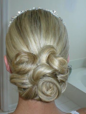The gorgeous trend wedding hairstyles down the catwalk, and the adornments