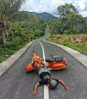 Foto Vespa background Jalanan Berkelok menuju desa....