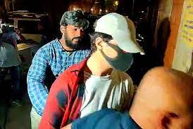  मुंबई के पास क्रूज पर चल रही रेव पार्टी पर छापा, एक बड़े एक्टर के बेटे समेत 10 लोग हिरासत में लिए गए