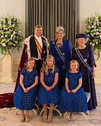 de prachtige kleding van onze Koning en Koningin,. en hun 3 prinsesjes. (ae ceef ff )