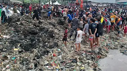 Pandawara Group Bersama Ribuan Masyarakat Bersihkan Tumpukan Sampah di Pesisir Pantai, Sukaraja