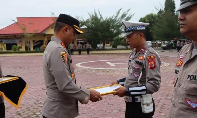 Bentuk Apresiasi, Kapolres Aceh Timur Beri Penghargaan Pada Anggota Berprestasi