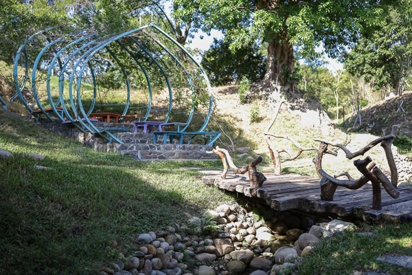 新竹香山柴寮披薩庭園景觀餐廳，童話魔法小屋繽紛特色建築好好拍