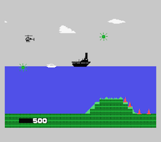 Captura de SEGA SG-1000 de James Bond 007 que muestra a nuestra nave-coche disparando en el mar a barcos y helicópteros