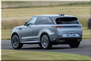 A foto mostra o painel de instrumentos digital do Range Rover Sport 2023, com informações claras e de fácil leitura para o motorista.