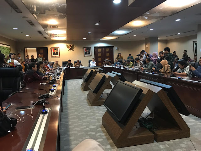 jumpa pers mengenai kebijakan Pemerintah terhadap guru honorer, di Kantor Staf Kepresidenan RI, Jakarta, Jumat (21/09/2018).