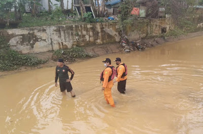 Bermain Saat Hujan Lebat, Anak 9 Tahun Terseret Arus Drainase